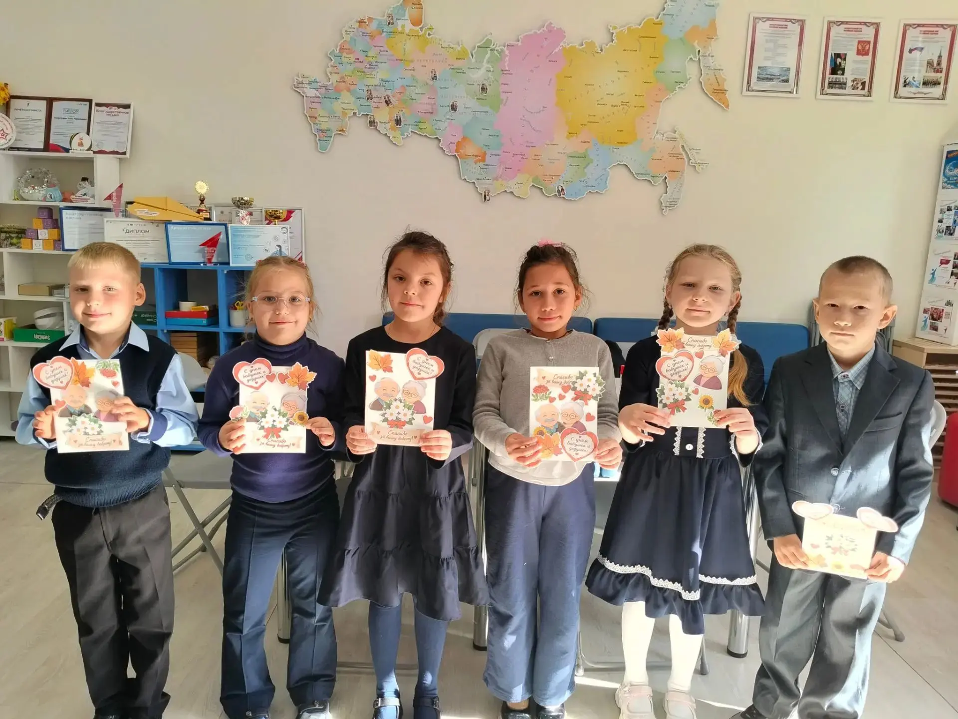 🎨 Когда подарок пахнет любовью: 1-е классы готовятся к празднику!