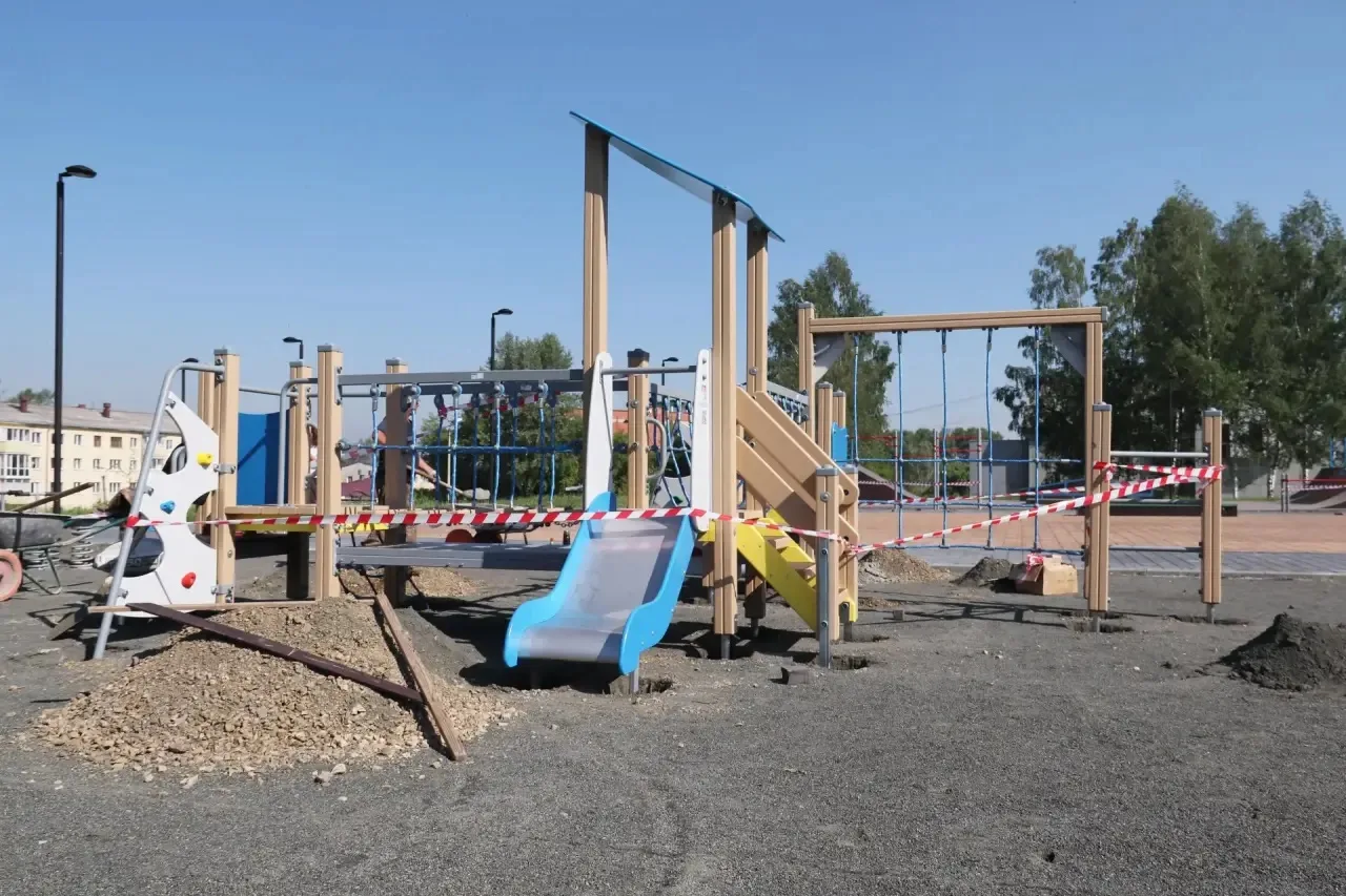 В Городском парке по улице Софьи Перовской продолжается второй этап благоустройства. 

Сейчас осущес