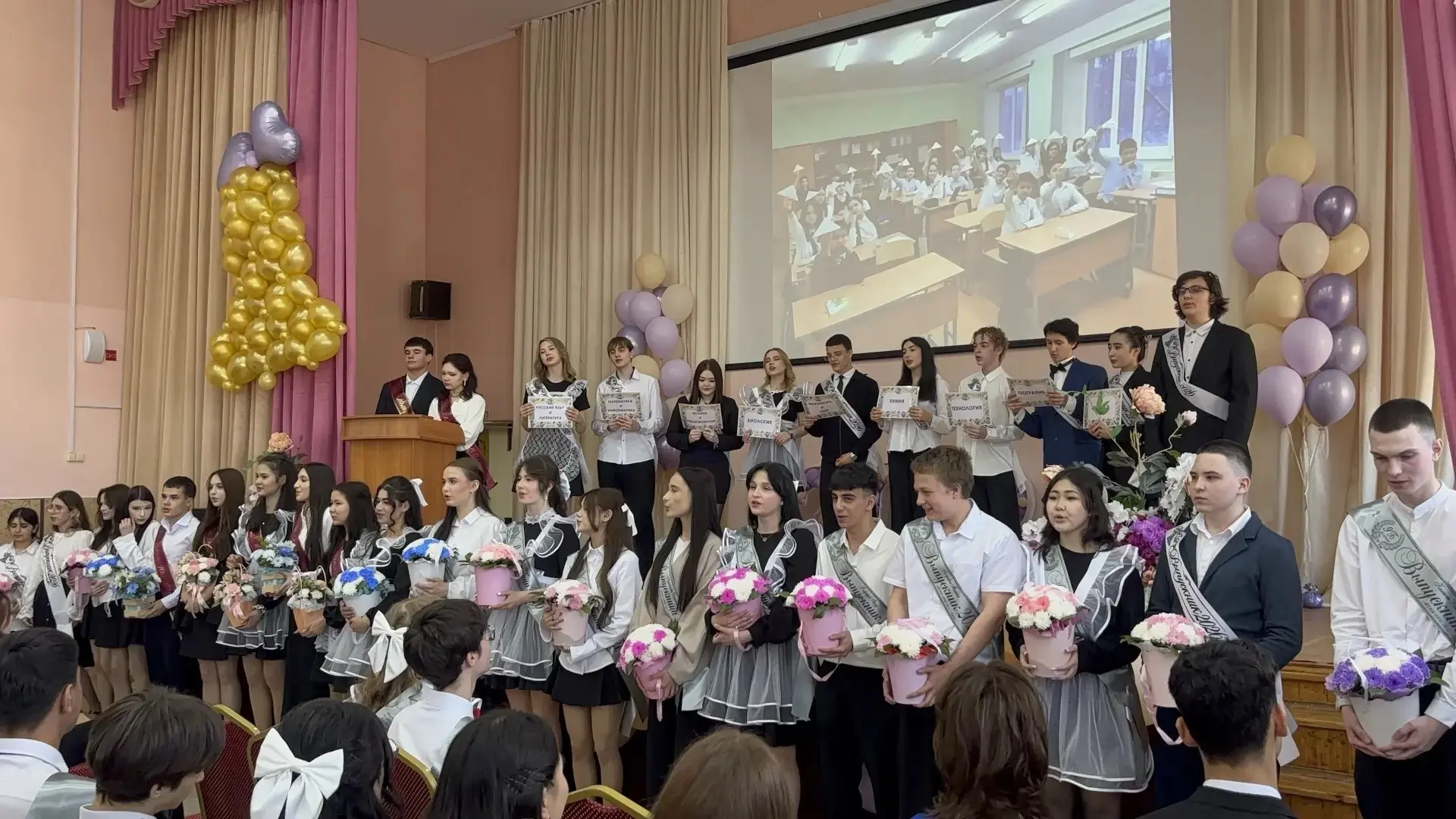 ПОСЛЕДНИЙ ЗВОНОК ДЛЯ 9 КЛАССОВ: ВАЖНЫЙ ШАГ ВО ВЗРОСЛУЮ ЖИЗНЬ 🎓🔔    26 мая в нашей школе прозвенел по