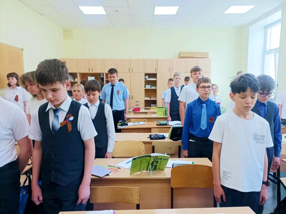 🕯️ Мы вспомнили. Мы не забыли.  Сегодня в полдень в Лицее прошла Минута молчания. Встали, склонили г