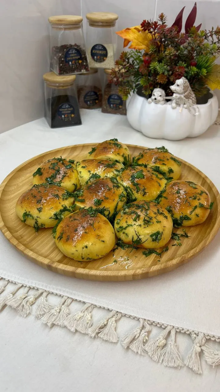 Чесночные булочки к борщу🧄😍
От таких булочек невозможно отказаться! 
Мягкие, воздушные, с румяной 