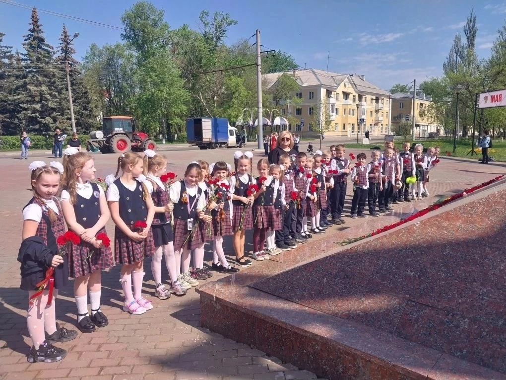 Сегодня, в преддверии праздника "День Победы"учащиеся младших классов посетили мемориал...