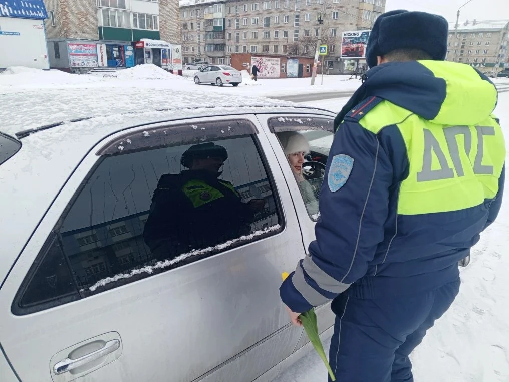 👮‍♂️🚔🌷Каменские автоинспекторы поздравили автоледи с  праздником! 🌷🚗  Восьмого марта сотрудники Каме