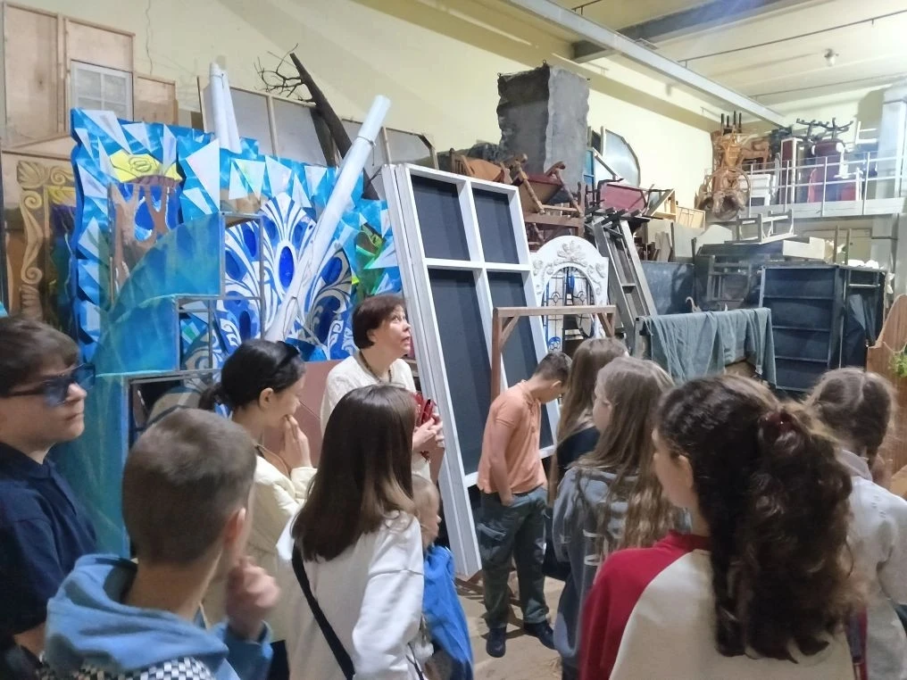 В театральной студии "Первая роль" случилась уникальная экскурсия. Младшая группа студии отправилась