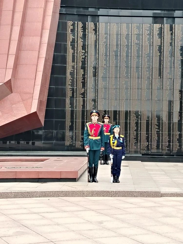 🌟 Возложение цветов с героями России: школа и Рота Почётного караула ВВО 🌟  Сегодня в нашей школе пр