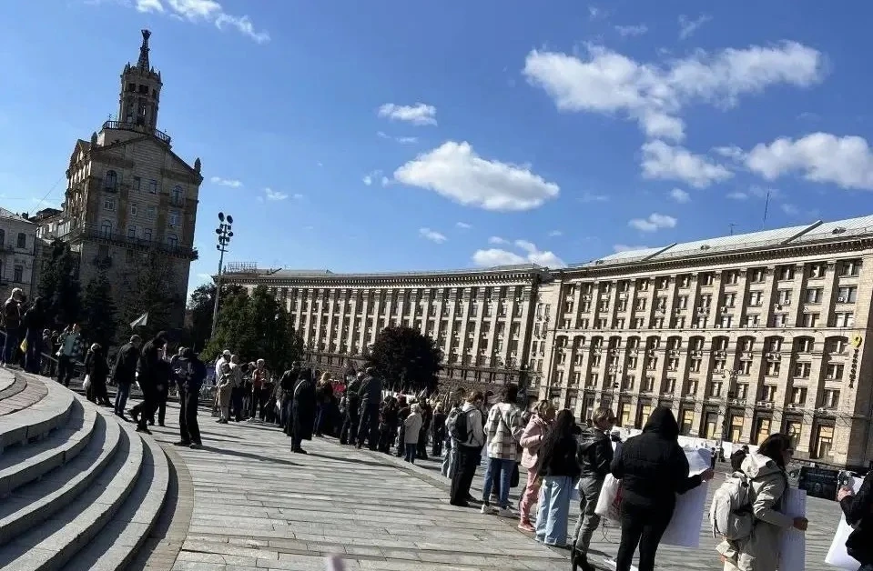 Новый «Майдан» собирается в Киеве. В столице Украины проходит акция «за мир» с призывом...