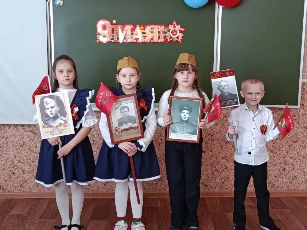 🎖️ В преддверии 9 Мая в нашей школе прошёл «Бессмертный полк»! 

⭐️В каждом классе состоялись трога