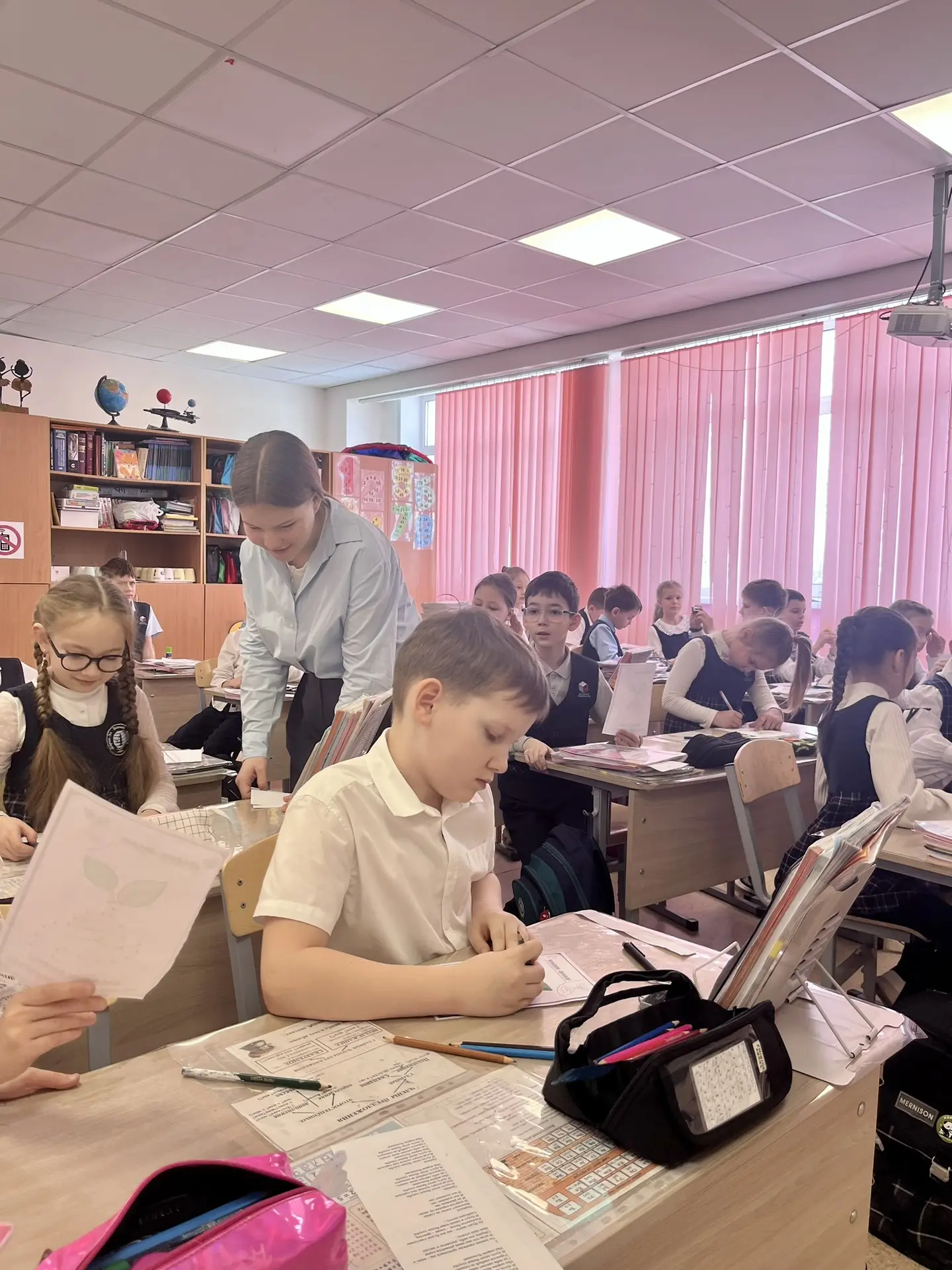 У Орлят России 2 «А» класса прошло увлекательное занятие в рамках трека «Орлёнок-эколог» 🌿✨  Под рук