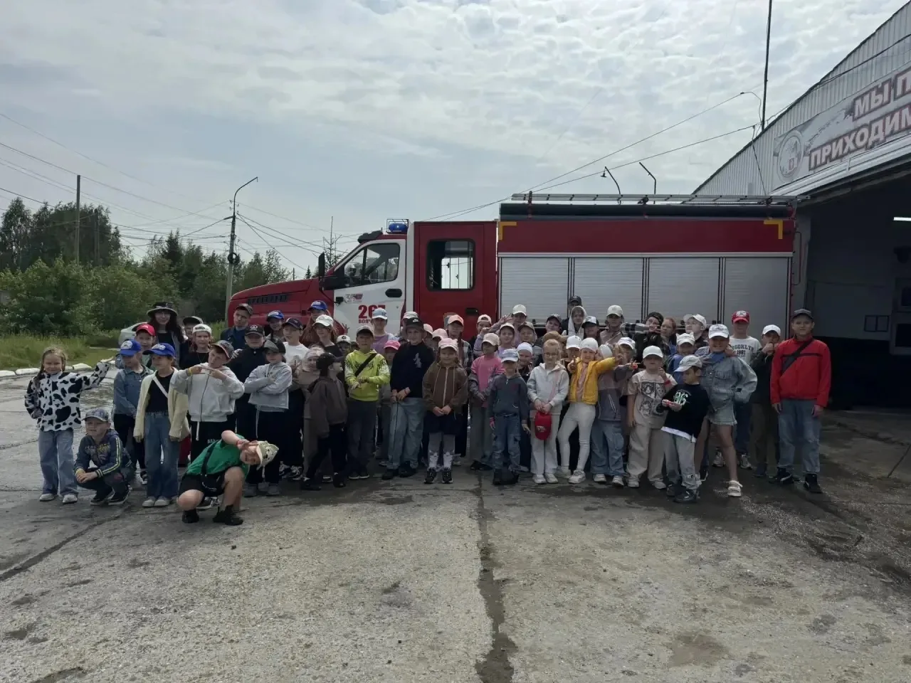 🚒 Экскурсия мечты: наш лагерь в гостях у настоящих героев!

Сегодня ребята из нашего  лагеря ГОЛ «Л