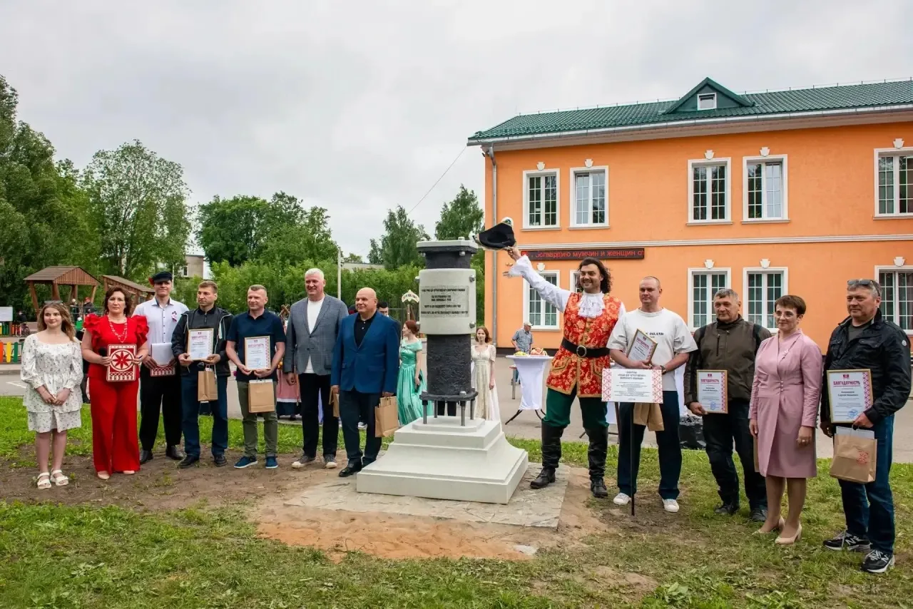 В Низино открыли памятник Петергофскому фонтанному водоводу, основой которого стала подлинная труба 