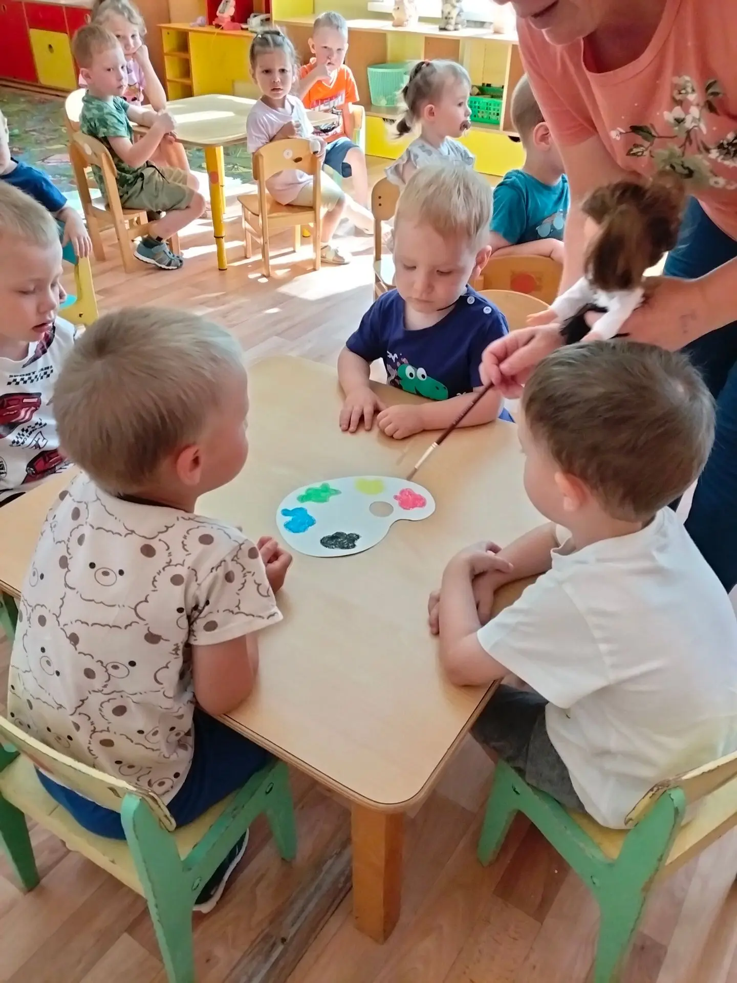 🎨 День художника в  группе "Ладушки "— море красок и восторга! 🎨

Сегодня к нам в гости заглянула 
