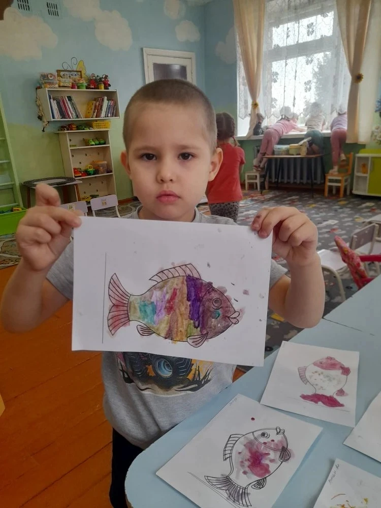 Воспитанники второй младшей группы выполнили рисунки на тему "Рыбка". Дети закрепляли н...