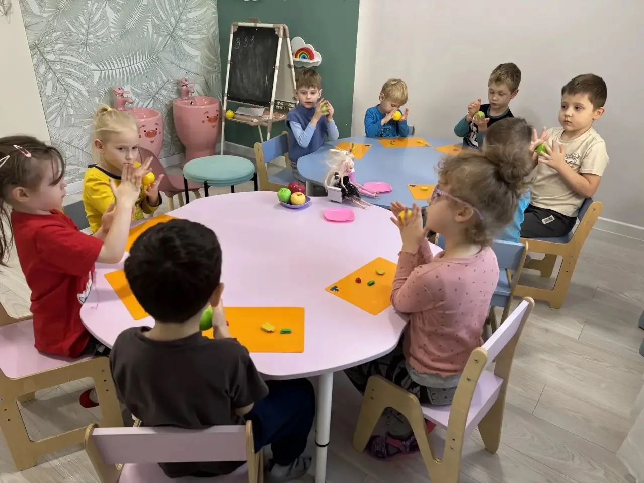 🍎🍏 Большое яблоко, маленькое яблоко — а малыши учатся различать величину!