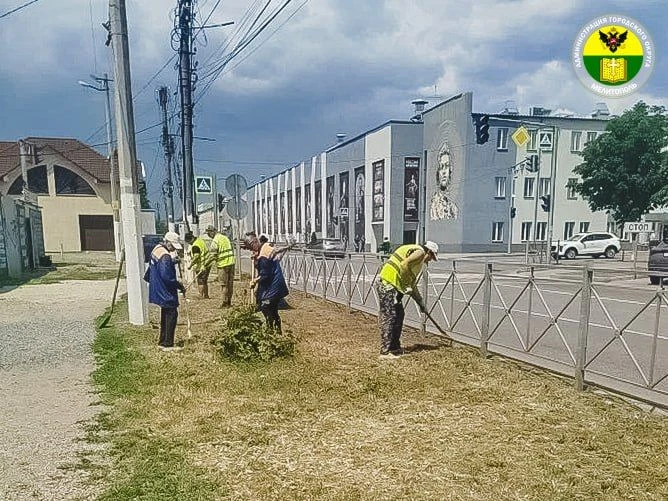 Порядок в городе — ежедневный труд

Уборка территорий, покос травы, обрезка и полив растений, очистк