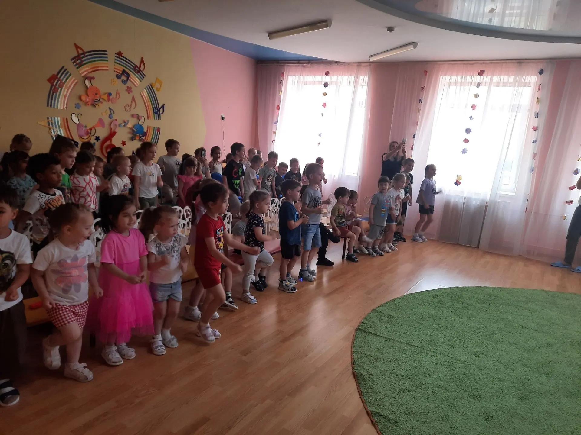 Сегодня к нам в ДОУ приезжал театр из г. Воронеж со спектаклем "Золотая рыбка". Яркие декорации, кук