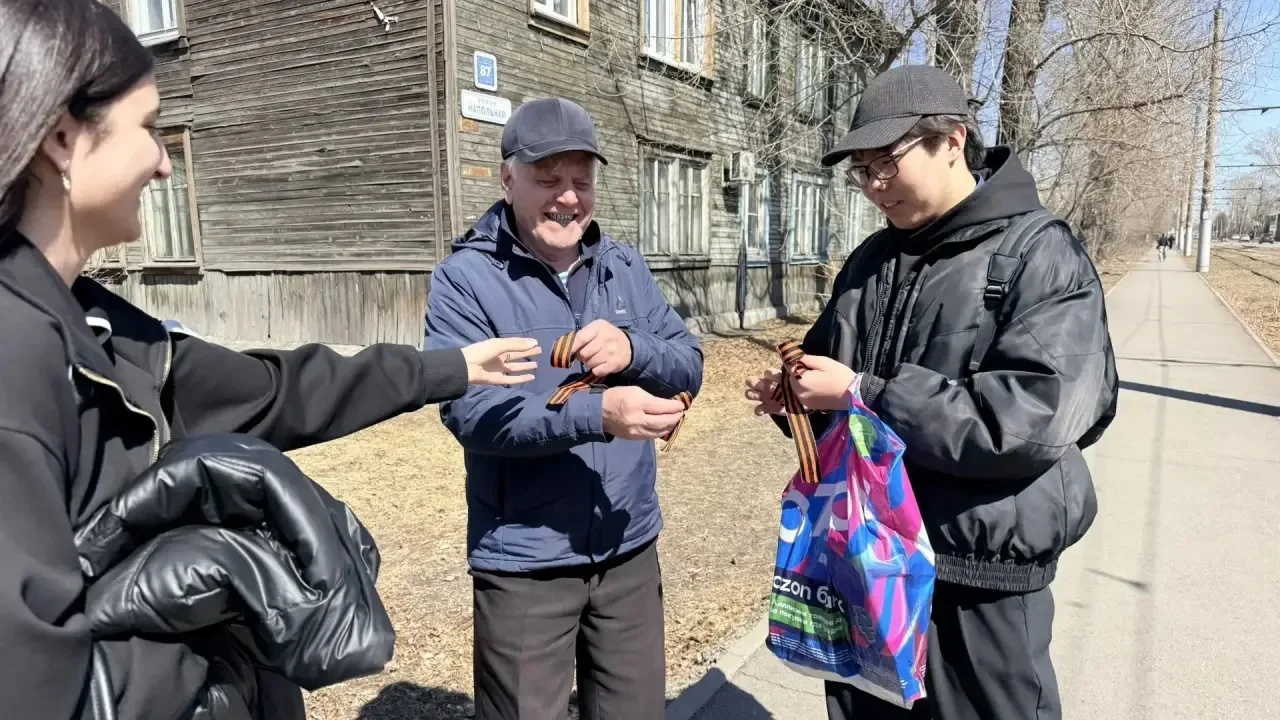 Обучающиеся гимназии № 1 провели уличную акцию «Георгиевская ленточка».   27 апреля обучающиеся гимн