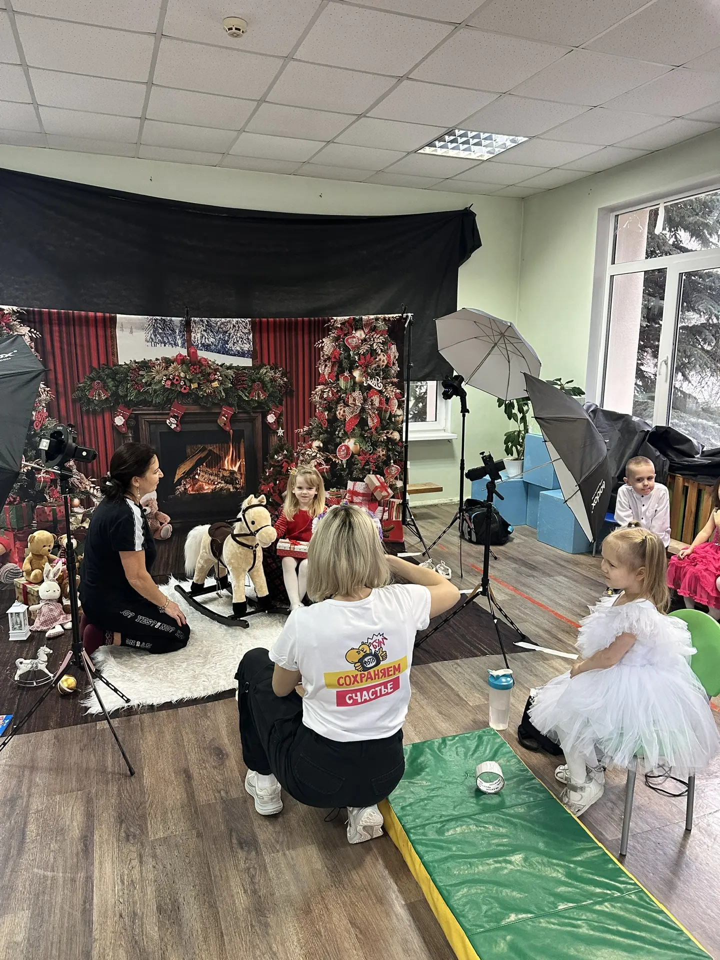 Сегодня у нас новогодняя фотосессия📸. Невероятно красивые декорации, а еще невероятнее красивые наш