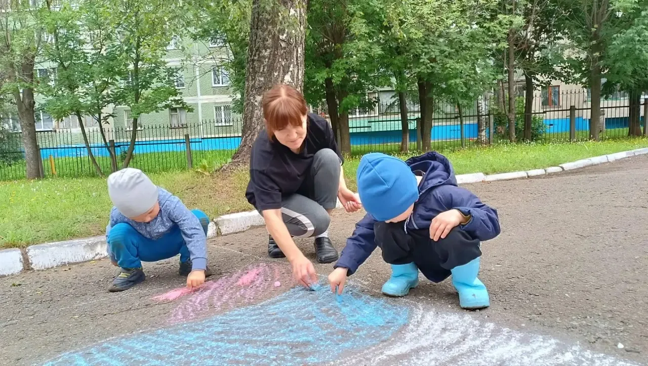 В честь Дня государственного флага воспитанники и их родители присоединились к акции  "...