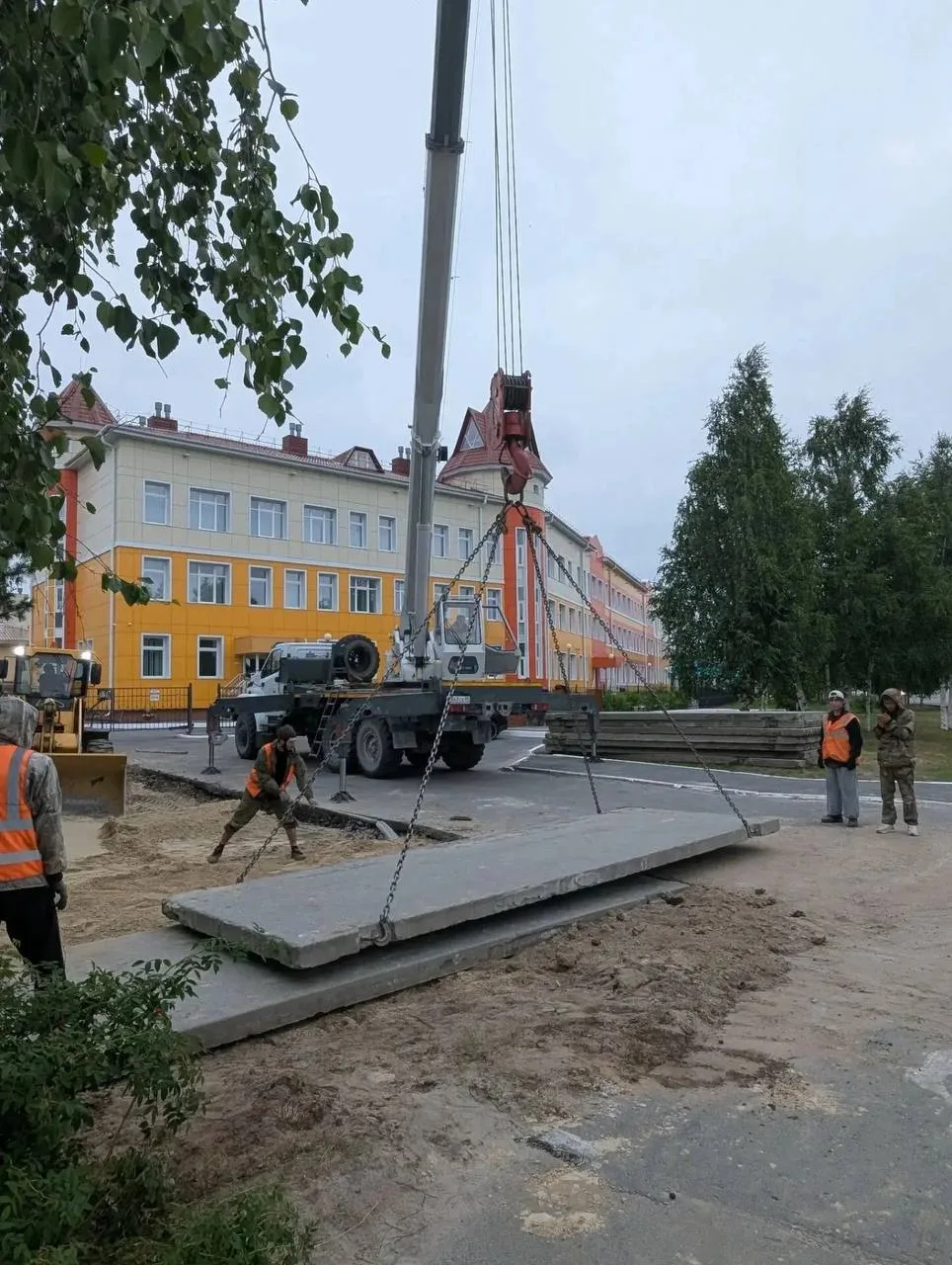 🙌В Тарко-Сале появилась новая парковка

На свободном участке возле школы-интерната обустроили допол
