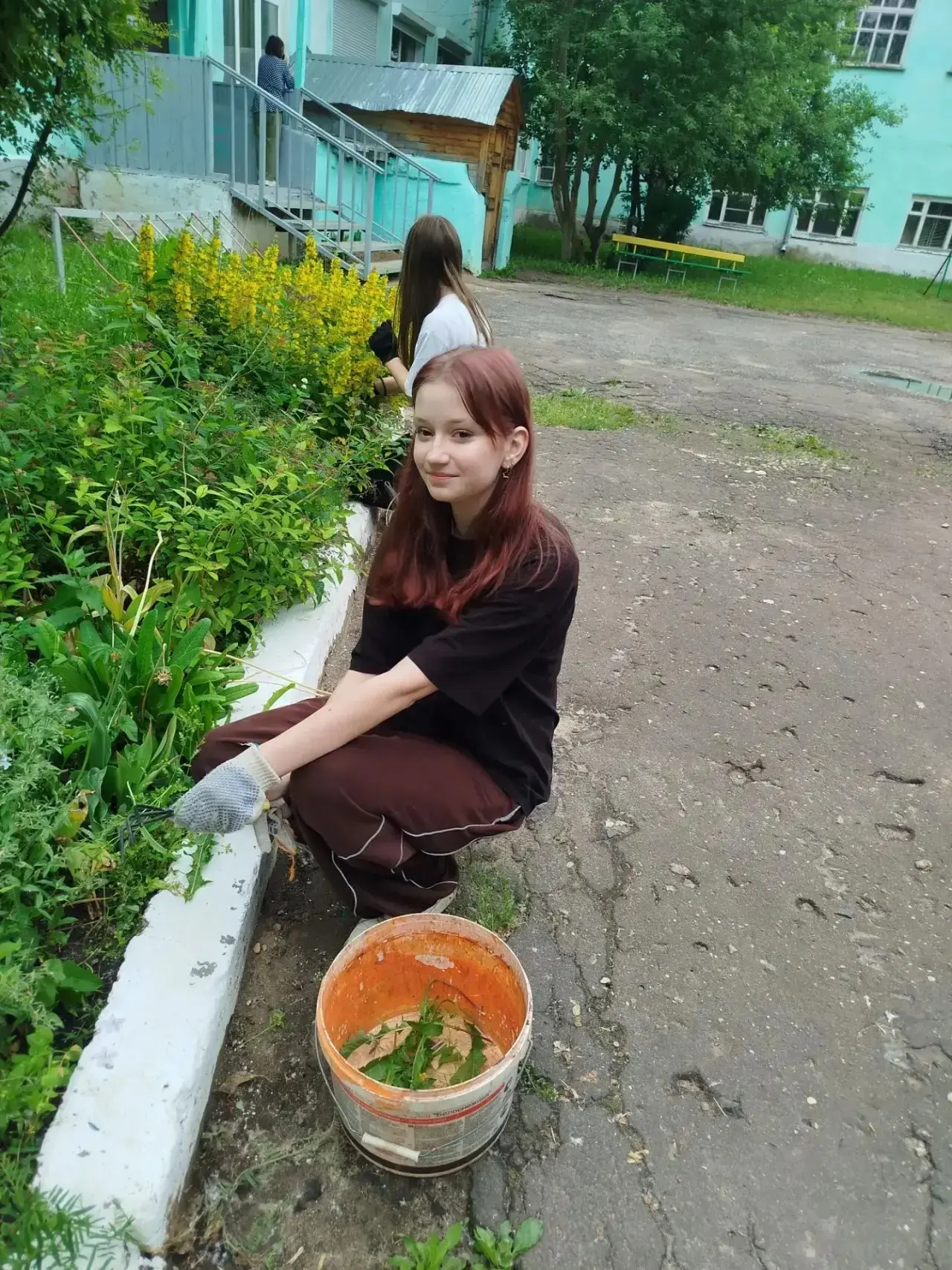 📣Второй день лагеря труда и отдыха «Пчелка».
Сегодня продолжили приводить в порядок территорию вокр