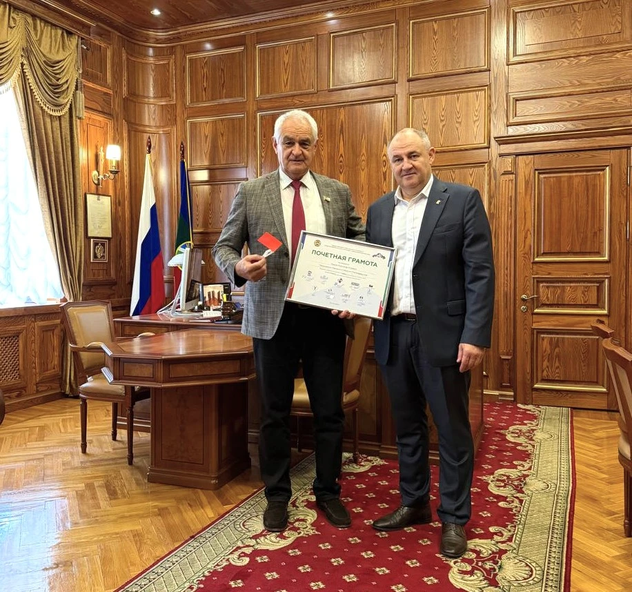 Спикеру Парламента КЧР Александру Иванову вручены Почетная грамота и Почетный знак «За вклад в разви