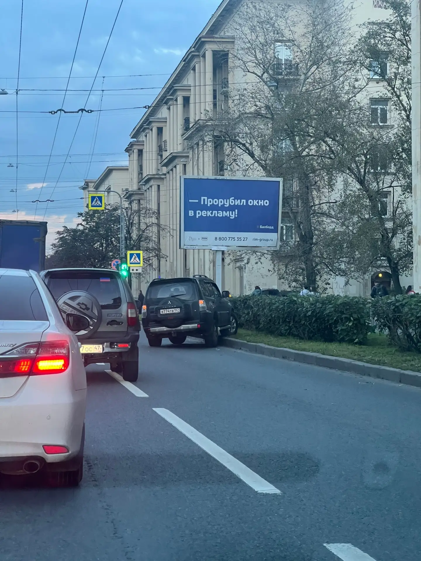 На Ивановской 14 по какой-то причине оказался на поребрике. Стоит один, больше никого.