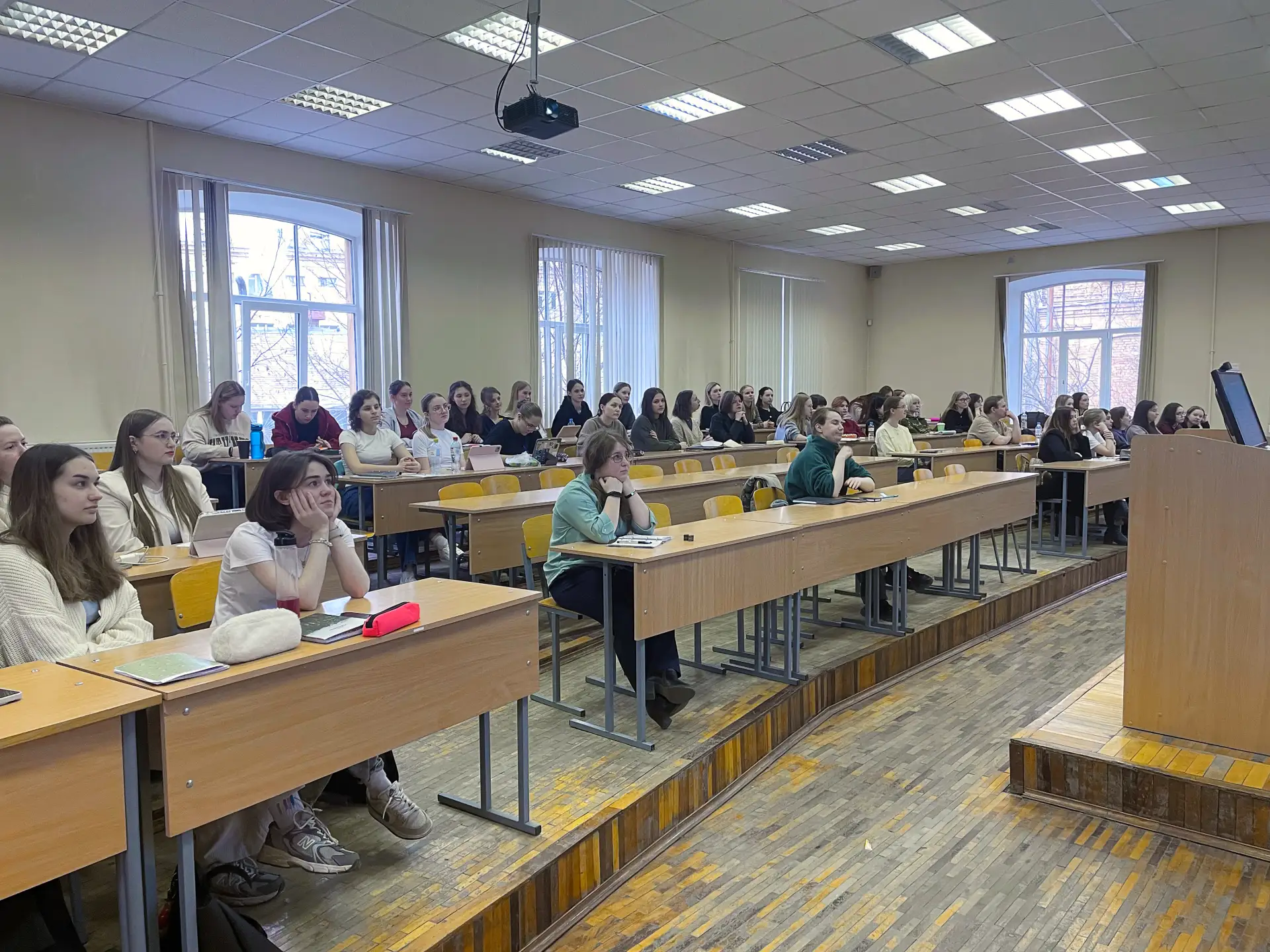 🔔 Первокурсники института дефектологического образования и реабилитации посетили круглый стол, посвя
