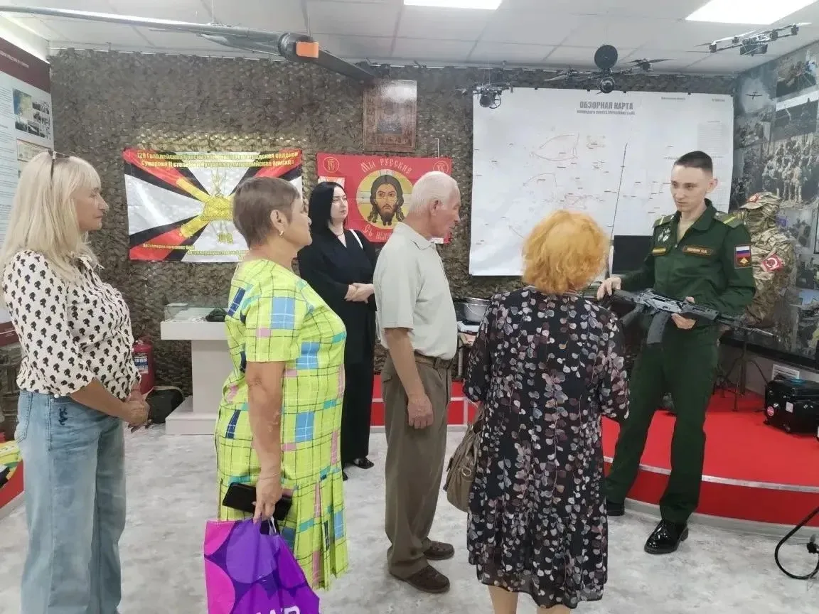 ✅Сегодня для семей наших героев была организована экскурсия в комнату Боевой Славы 120-й Гвардейской
