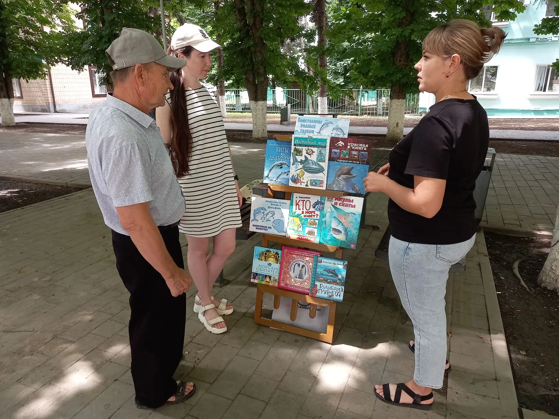 Сегодня наш «Читальный зал под открытым небом» превратился в настоящий подводный мир. В честь Междун