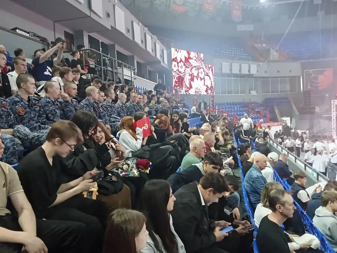 🥊 Учащиеся нашей школы посетили Чемпионат России по боксу! 🥊  Вчера ученики нашей школы побывали на 