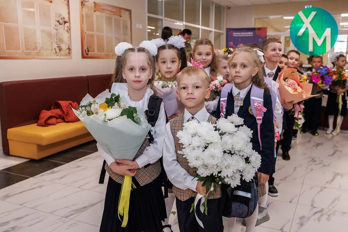 1 сентября для более 16 тыс. школьников Ханты-Мансийска прошли торжественные линейки, п...
