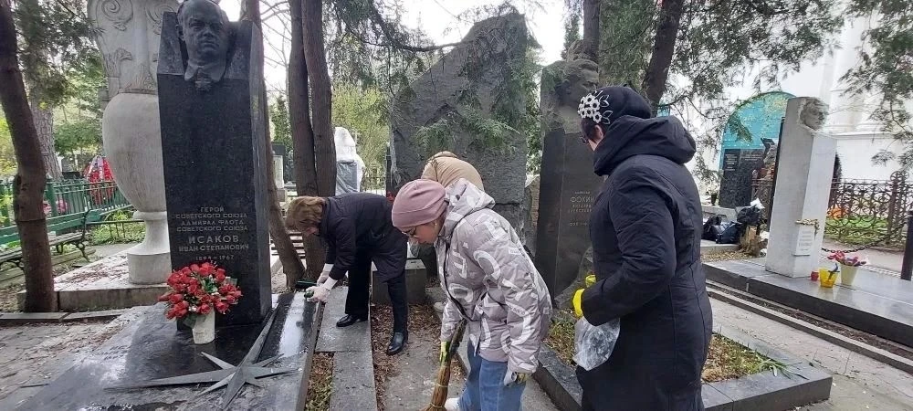 🎗В преддверии Дня Победы юнармейцы-волонтеры провели важную акцию на Новодевичьем кладбище.  • Убрал