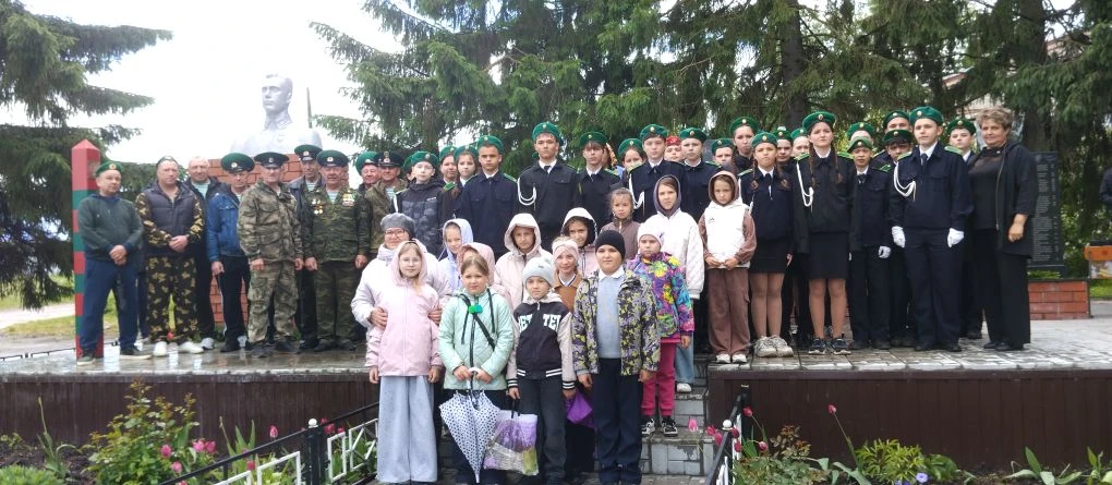 Сегодня мы отмечаем праздник стойких и преданных людей, защищающих наше Отечество на ег...