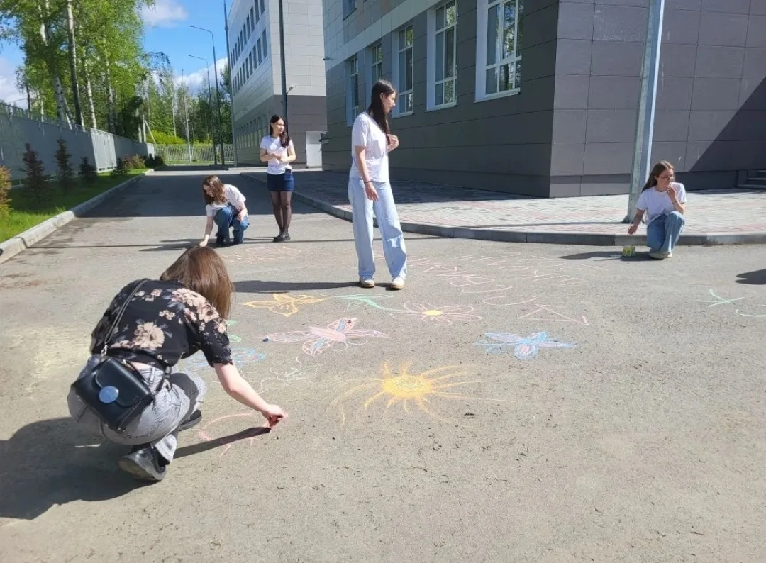 Назад в детство🧸    👫В нашей школе прошёл особенный и трогательный день — День детства среди выпускн
