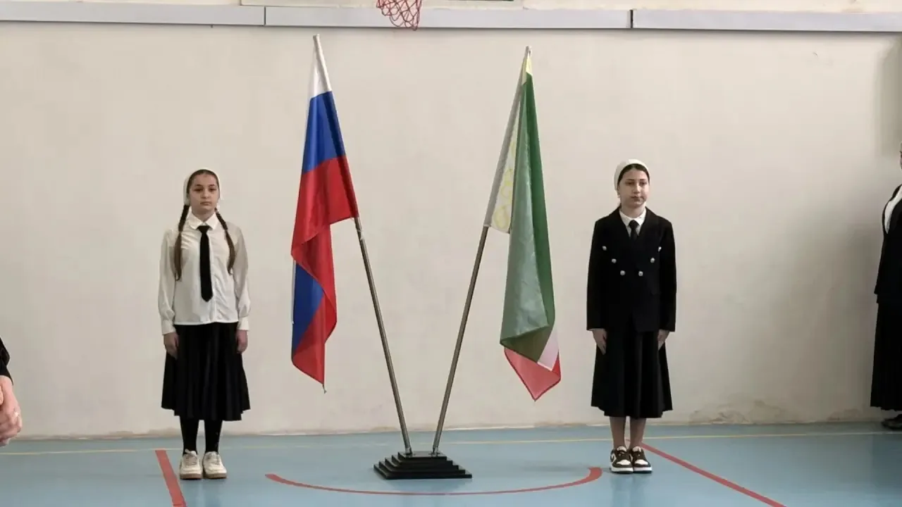 🇷🇺30 марта 2026 г., в МБОУ « Кади-Юртовская СШ им. Р.Ф.Умарова» прошла торжественная линейка подня