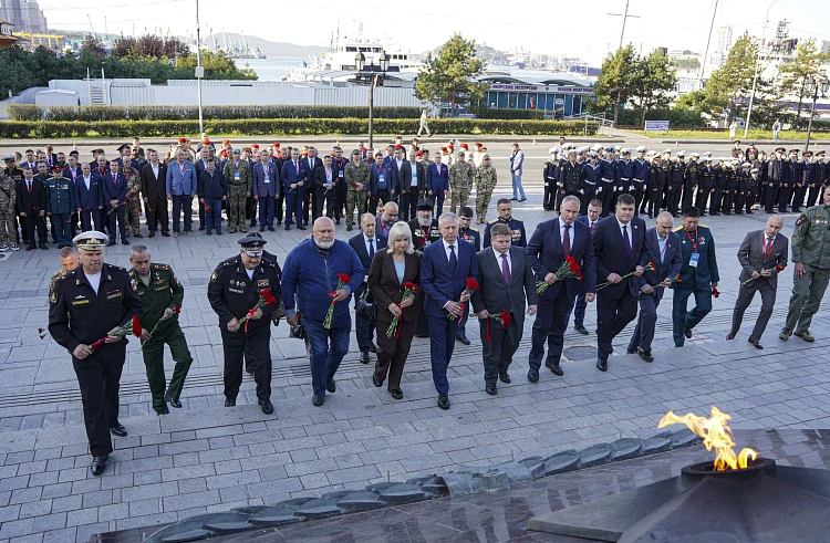 🔥Ветераны СВО возложили цветы к Вечному огню во Владивостоке