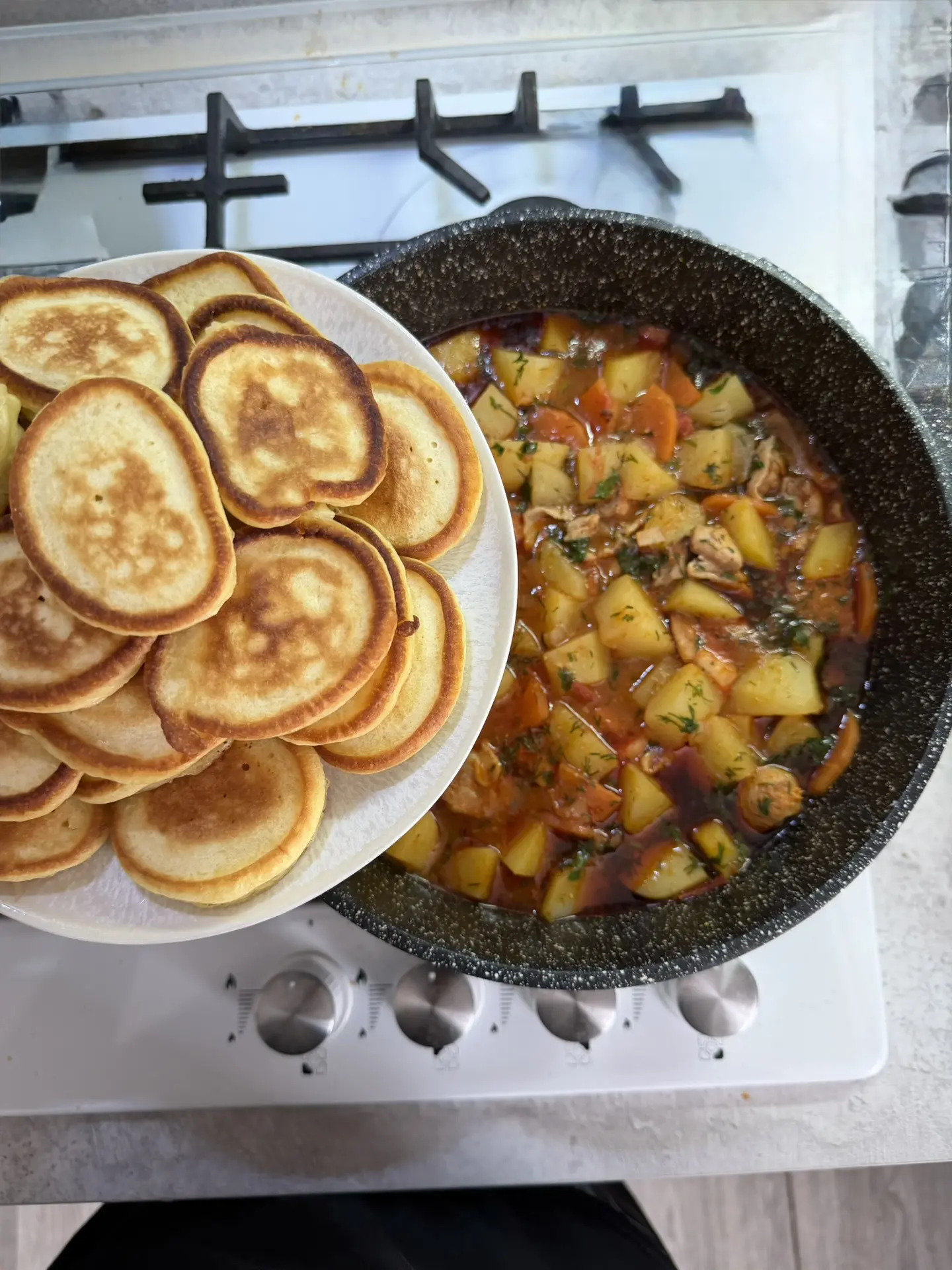 Соус потушила, оладушки напекла.
От кухни отдыхаю👌