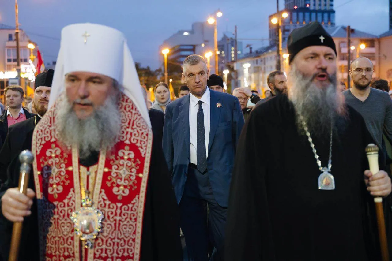 Лидер ЛДПР Леонид Слуцкий прошел 21 километр в составе Царского крестного хода в Екатер...