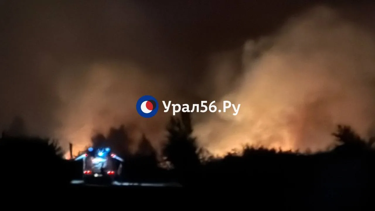 ❗️Режим ЧС введен в Домбаровском районе из-за сильного степного пожара 

В зоне угрозы — п. Домбаров