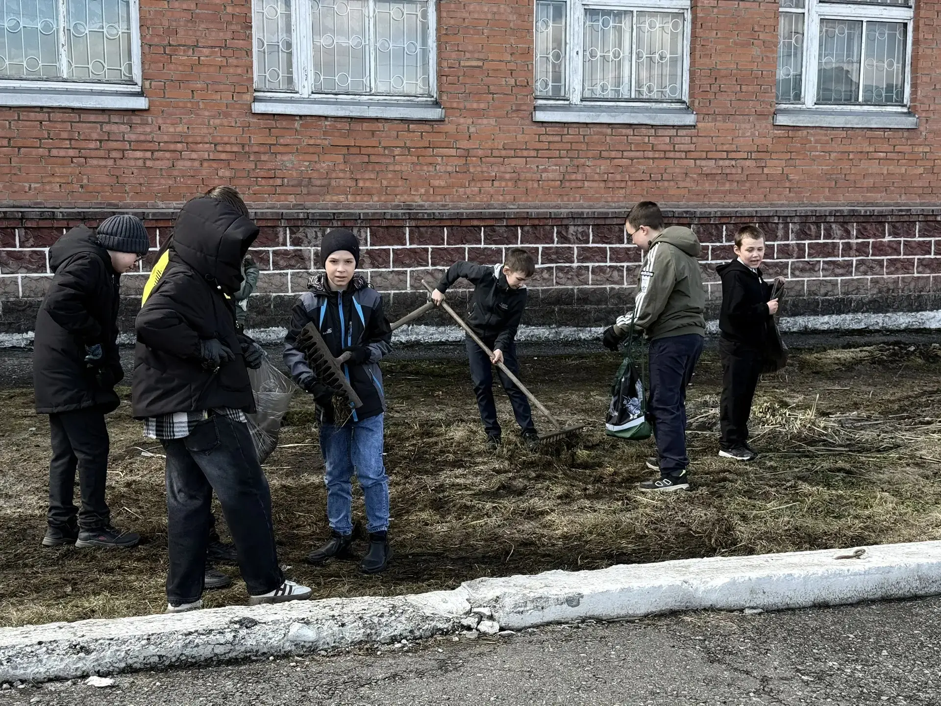 24 апреля в нашей школе прошел субботник, в котором приняли участие учащиеся старших кл...