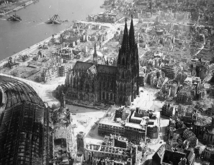 Кельнский собор возвышается среди руин после бомбардировок, 1944 год

ИСТОРИЯ | ФАКТЫ | СЕКРЕТНО