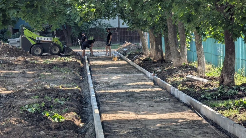В Балаково ремонтируют тротуары на Титова и Набережной Леонова
 
Подрядчики приступили к обновлению 