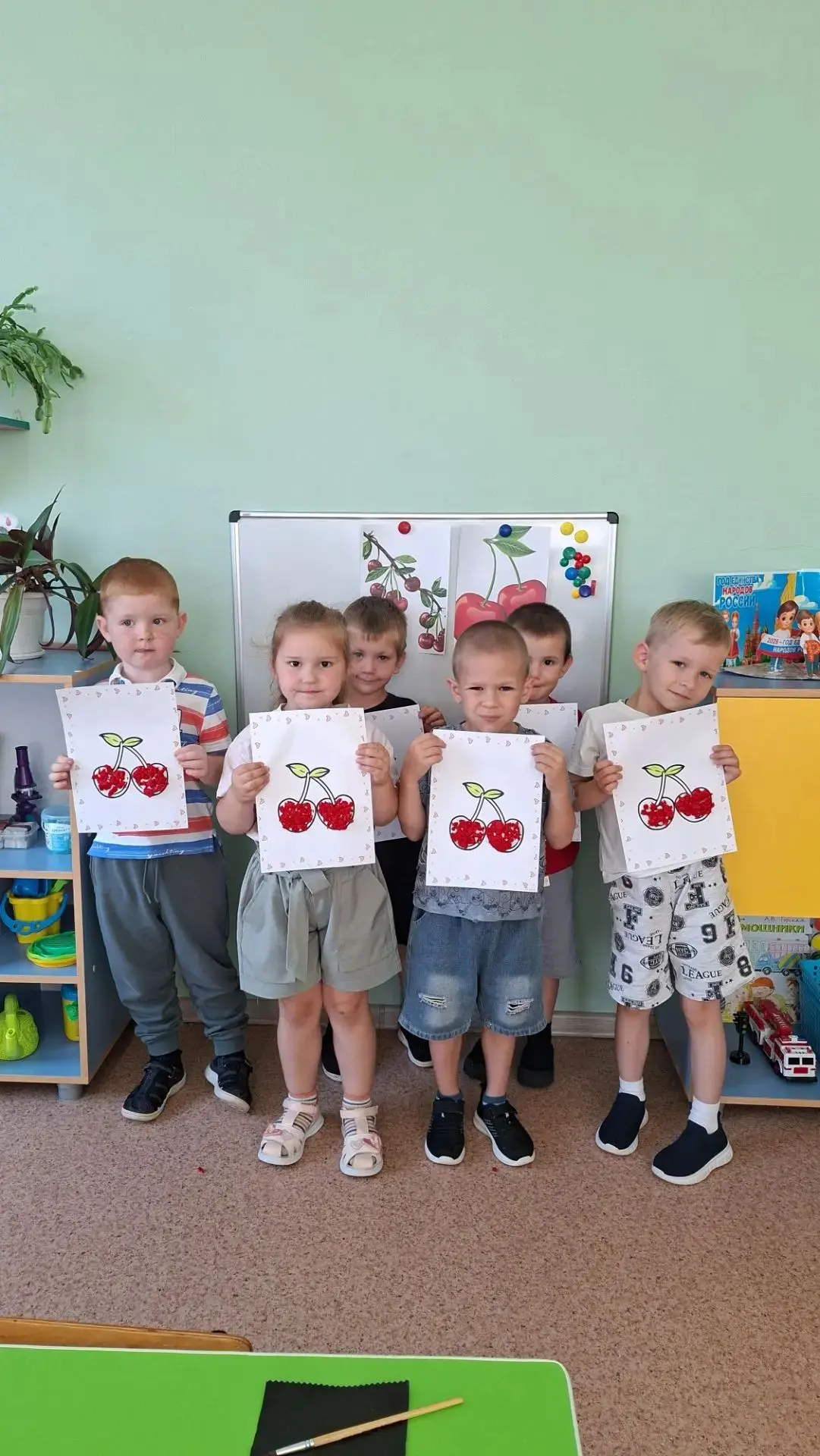Развитие мелкой моторики через обрывную аппликацию «Вишня»
