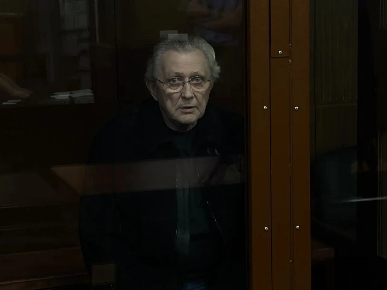 Предпринимателя Илью Трабера, обвиняемого в заказном убийстве и незаконном обороте оруж...