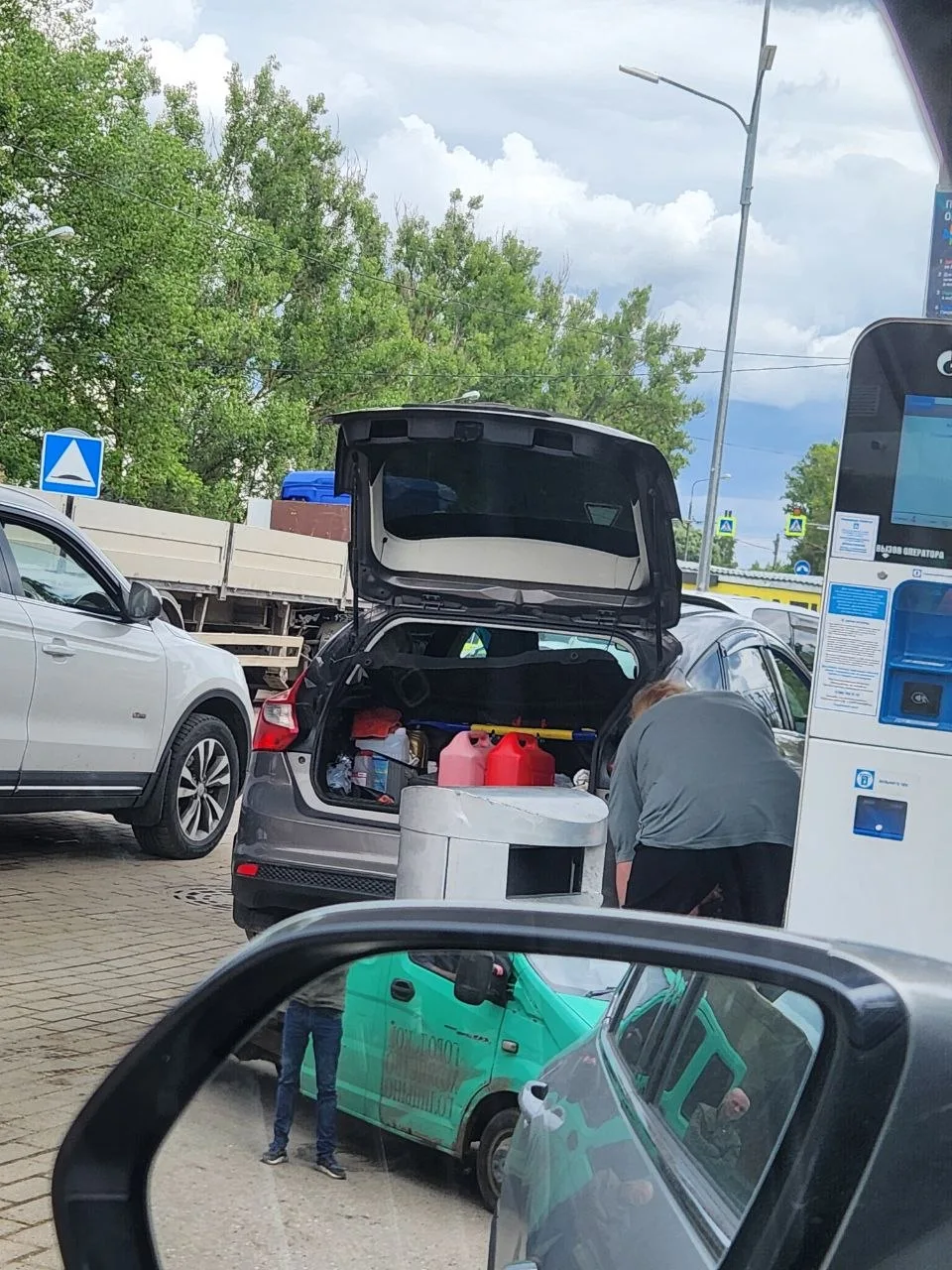 Что за паника на заправках?

В Голицыно очереди, люди наполняют бак и канистры.

Не создавайте паник