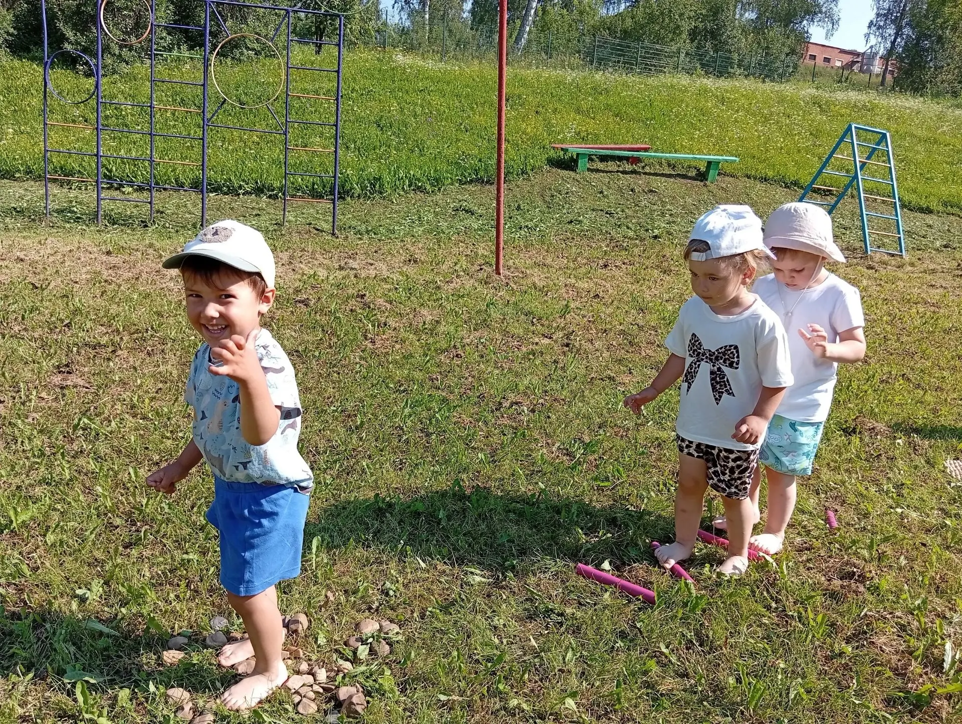 «Маленькие ножки шагают по дорожке… 👣»  

Лето — самое лучшее время для того, чтобы заниматься босо