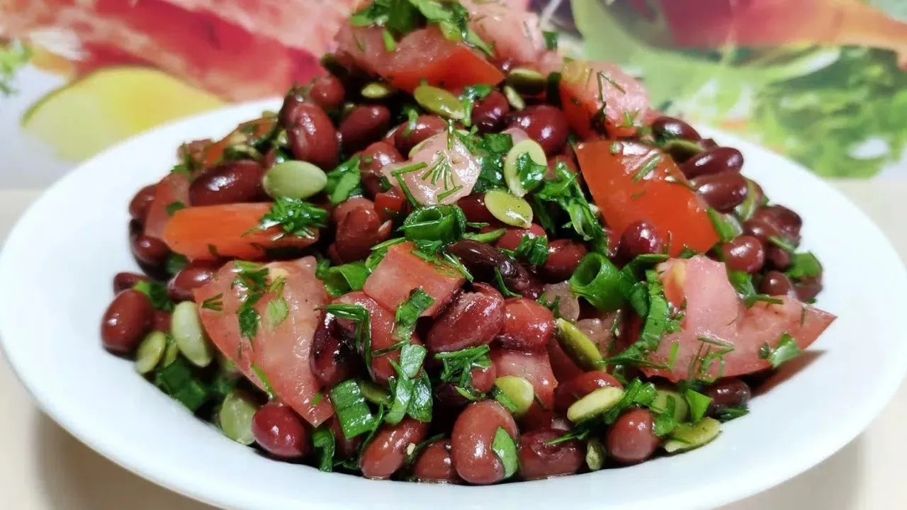 Русская кухня!
Салат с фасолью и помидорами.
В постсоветской кухне фасоль долгое время считалась «ед