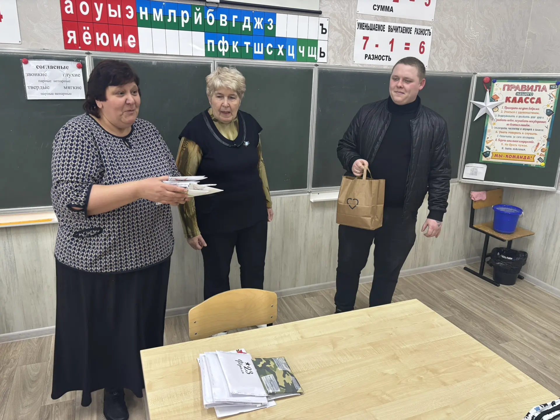 Сегодня в нашей школе прошёл урок мужества с участием гостя — участника СВО. Ребята внимательно слуш