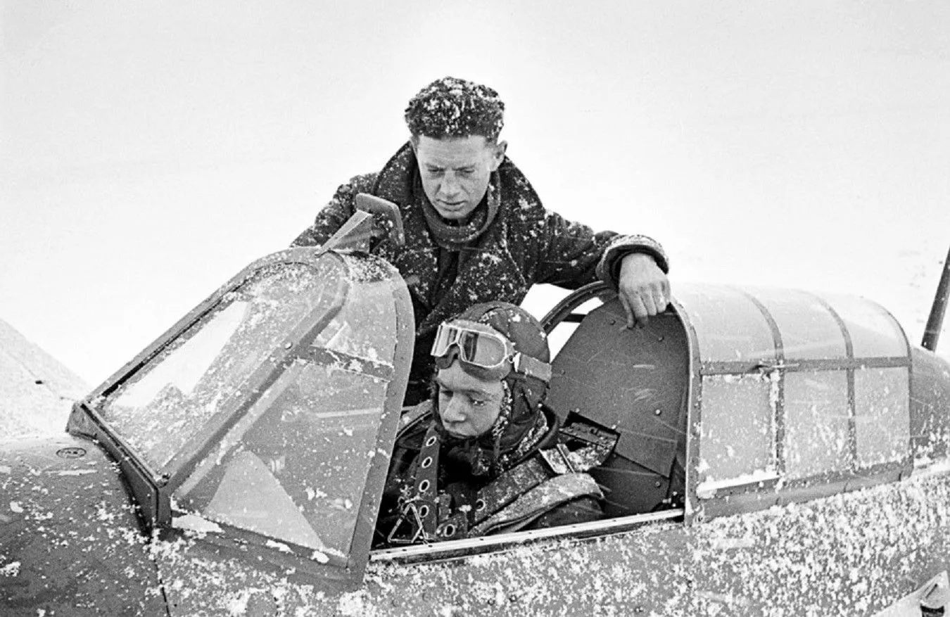 🕰️ Заглянем в Заполярье, 85 лет назад... На снимке от октября 1941 года командир звена...