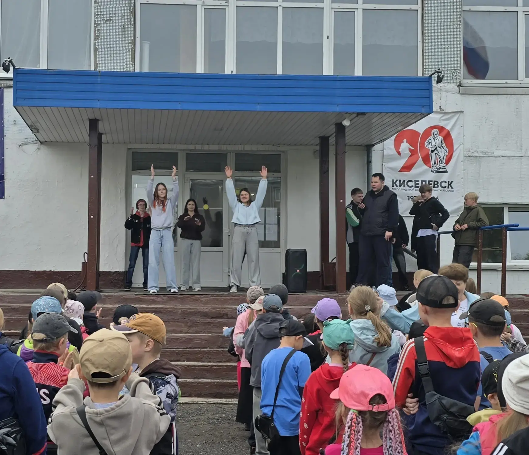 🌞 В нашей школе стартовал лагерный сезон!

Сегодня на площади перед школой прошла торжественная при